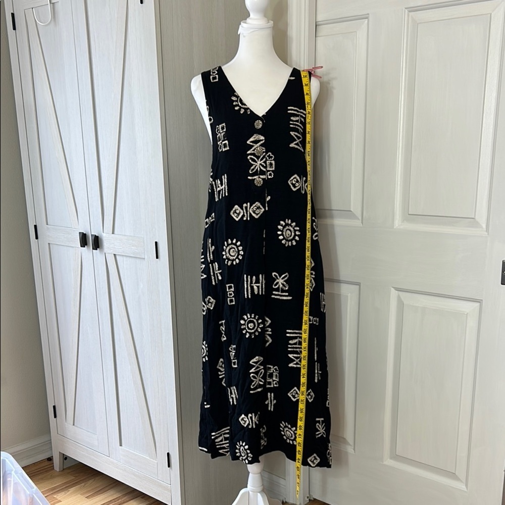 Sheri Martin Petites Black and Tan Sleeveless V-Neck Dress